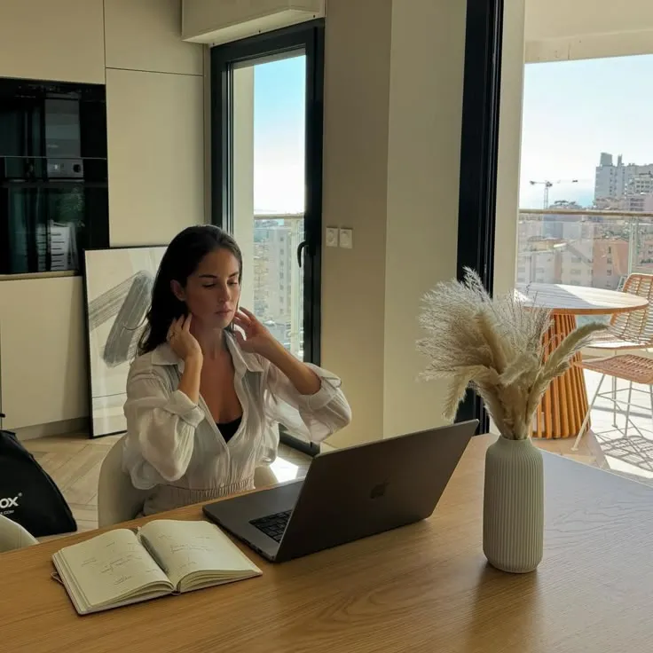 Wygrana przy stole kasynowym, żetony w locie